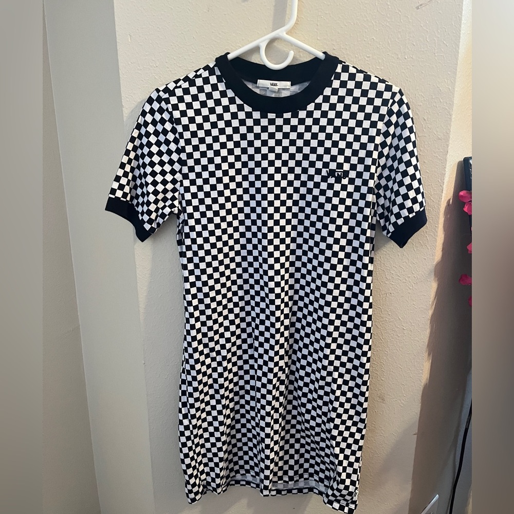 BLACK N WHITE CHECKERED VANS
DRESS/ RUNS BIG/ MINT CONDITION (worn once)